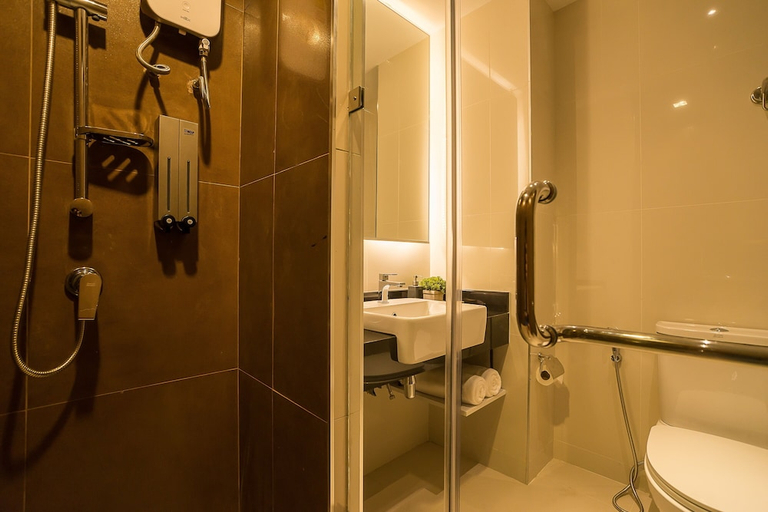Bathroom 4, Aim House Bangkok Hotel, Khlong San