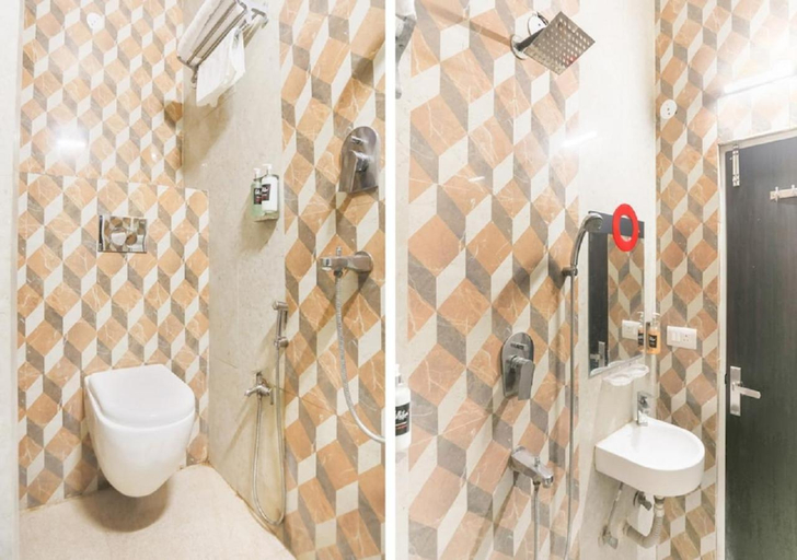 Bathroom, Sangvi Palace Hotel, Gautam Buddha Nagar