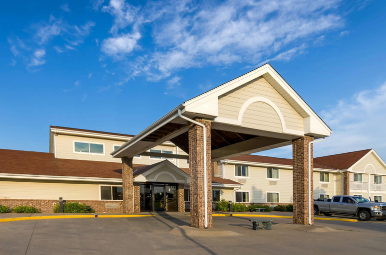 Exterior & Views 2, Rodeway Inn Hesston, Harvey