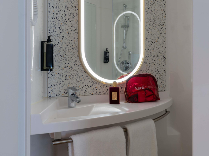 Bathroom 5, ibis Marne La Vallée Val d'Europe, Seine-et-Marne