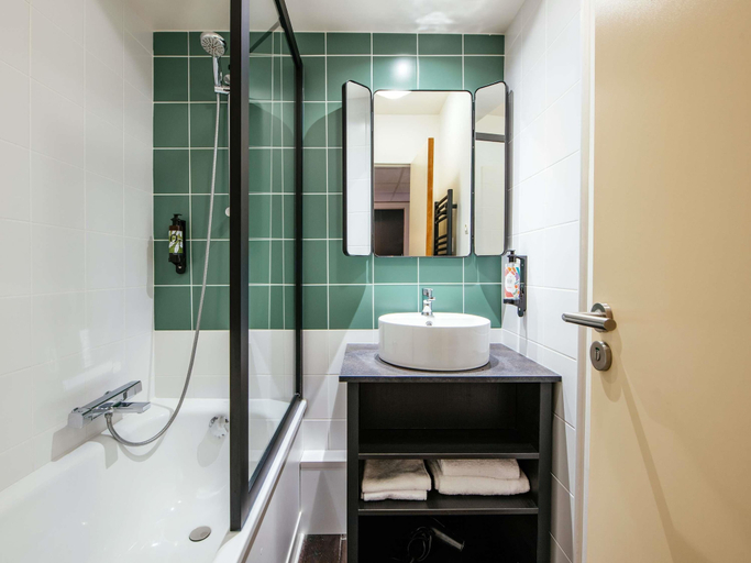 Bathroom 5, Aparthotel Adagio la Defense le Parc, Hauts-de-Seine