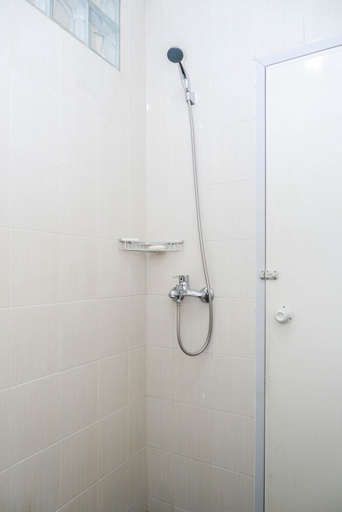 Bathroom 4, Super OYO 389 Sky Guesthouse, Semarang