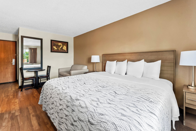 Bedroom 2, Red Roof PLUS+ & Suites Malone, Franklin