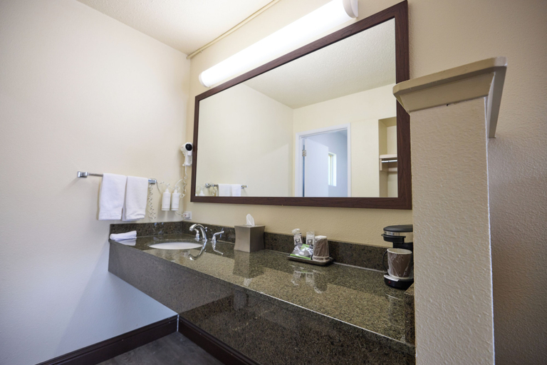 Bathroom 4, Cimarron Inn Klamath Falls, Klamath