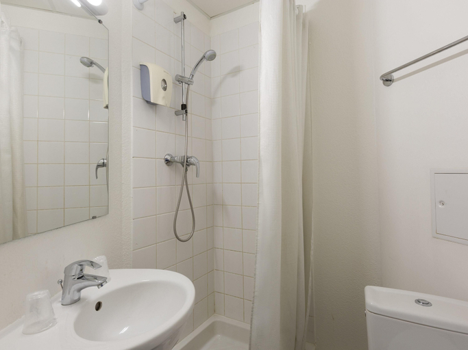 Bathroom 5, hotelF1 Longwy, Meurthe-et-Moselle