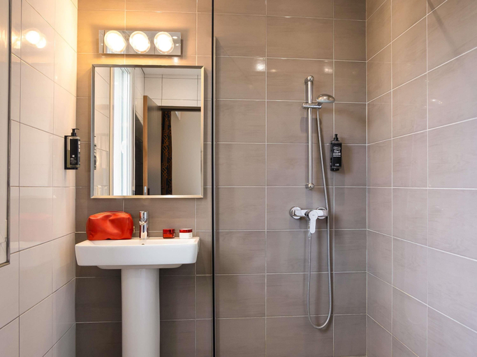 Bathroom 5, Ibis Styles Saint-Quentin, Aisne