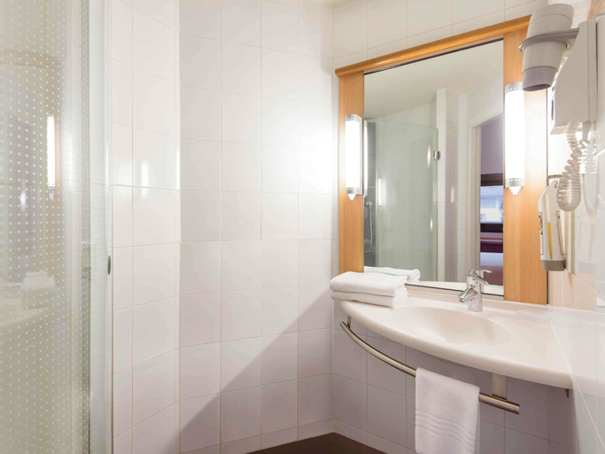 Bathroom 4, ibis Bilbao Centro, Vizcaya