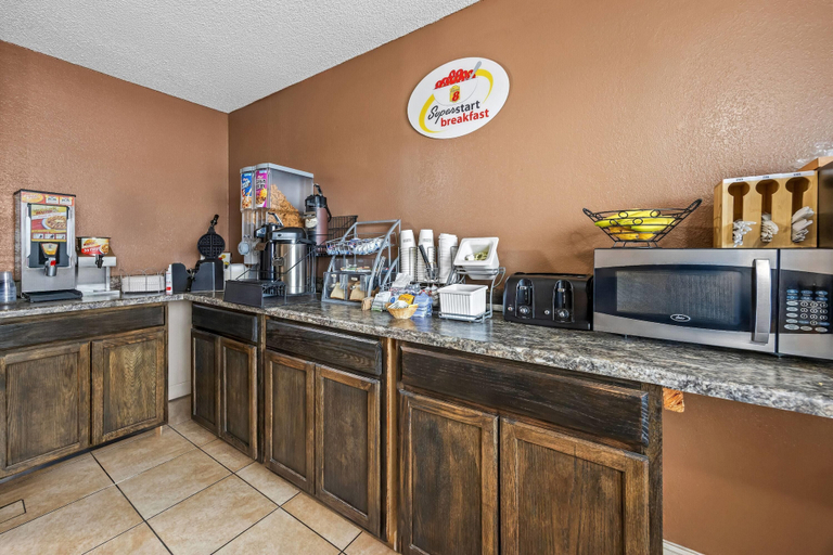 Food & Drinks 5, Super 8 by Wyndham Colorado Springs Peterson Space Force, El Paso