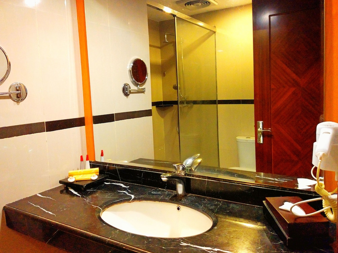 Bathroom 4, グランド ロッキー ホテル, Bukittinggi