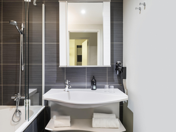 Bathroom 5, Aparthotel Adagio Paris Opéra, Paris