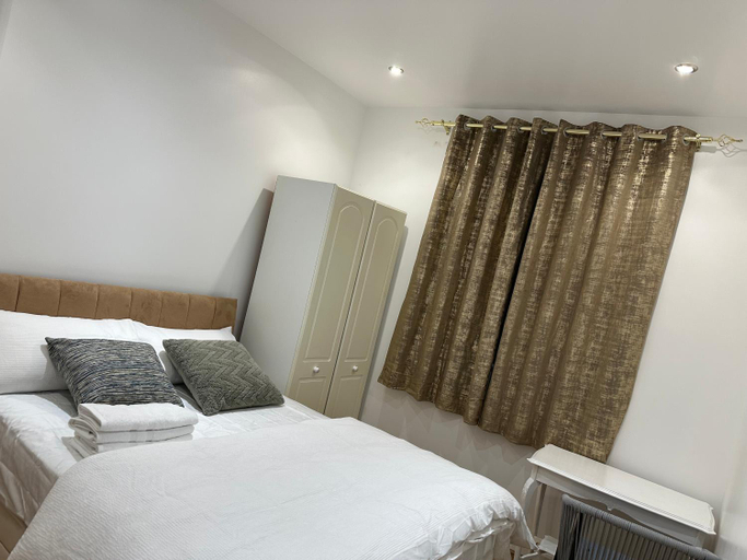 Others 4, Beautiful Double Room with Free Wi-Fi and free parking, London