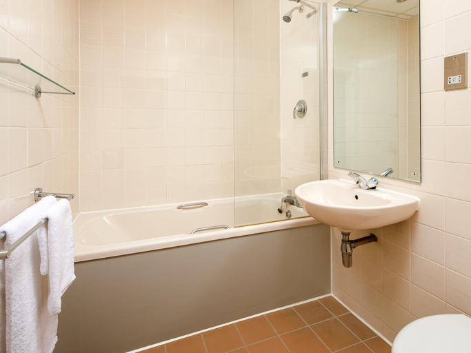 Bathroom 5, Mercure Hull Grange Park Hotel, East Riding of Yorkshire