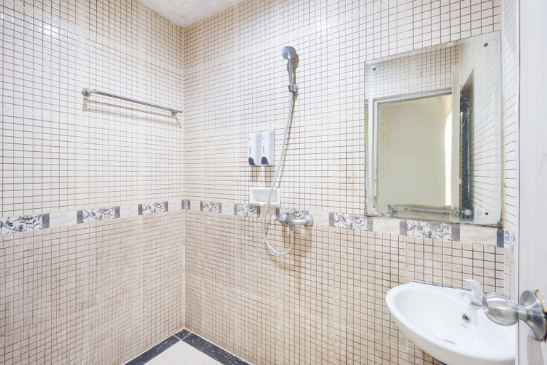 Bathroom 4, Collection O Mangga Besar Near Mangga Besar Station, West Jakarta