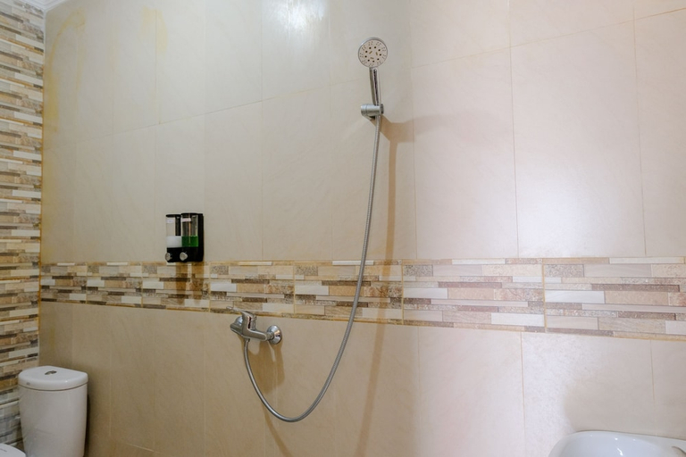 Bathroom 5, Hotel O El Reyshi Family Residence Syariah, Banyuwangi