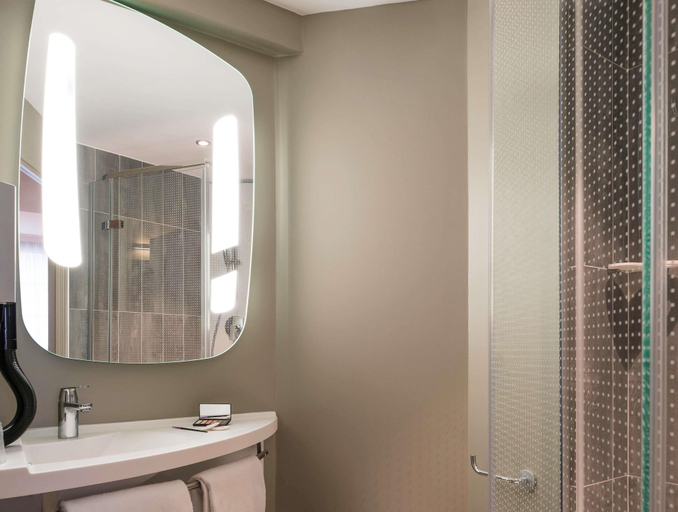 Bathroom 4, ibis Saint Germain en Laye Centre, Yvelines