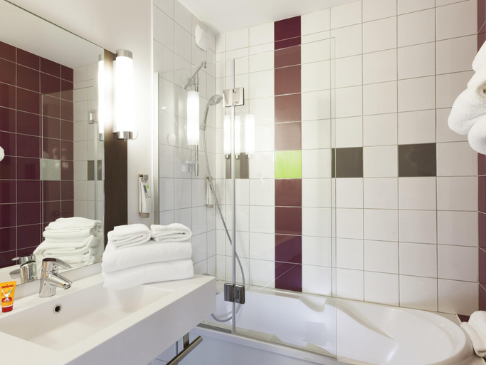 Bathroom 4, ibis Styles Beaune Centre, Côte-d'Or