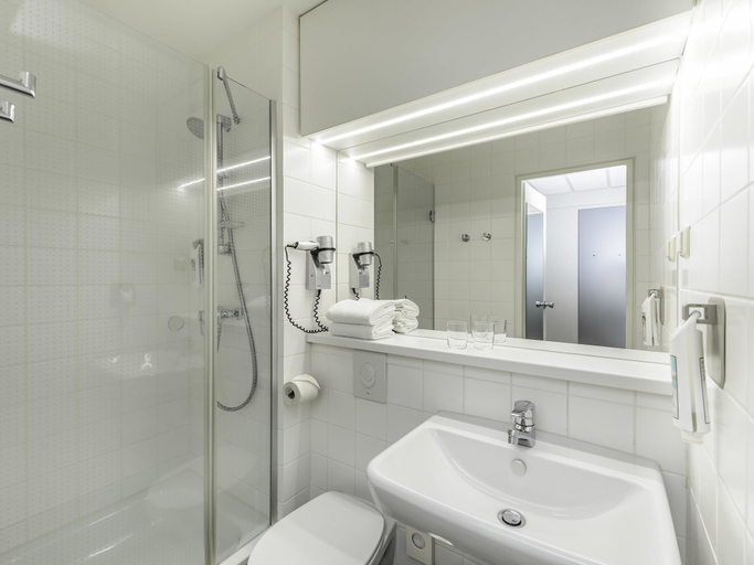 Bathroom 5, ibis Hamburg Alster Centrum, Hamburg
