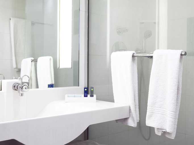 Bathroom 4, Novotel Wolverhampton, Wolverhampton
