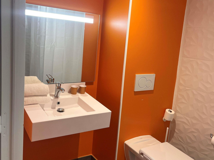 Bathroom 4, ibis budget Honfleur Centre Ville, Calvados