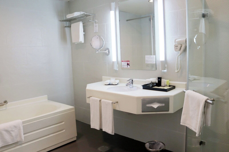 Bathroom 5, Holiday Villa Hotel and Residence City Centre Doha, Doha