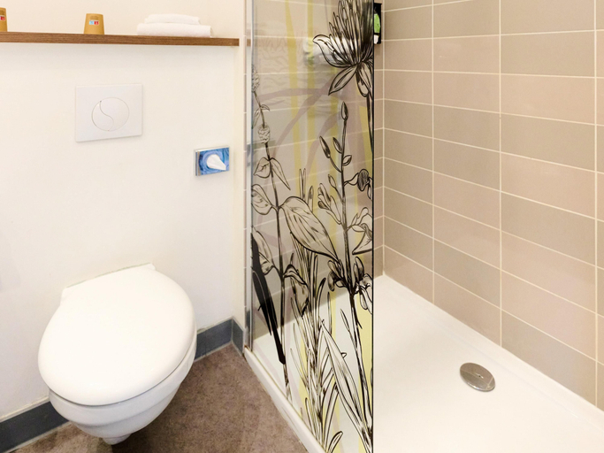 Bathroom 3, Ibis Styles Bordeaux Bègles, Gironde