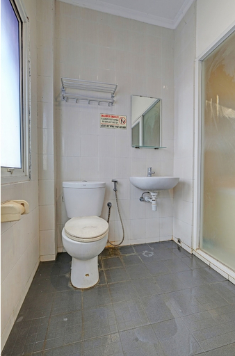 Bathroom 5, Super OYO 389 Sky Guesthouse, Semarang