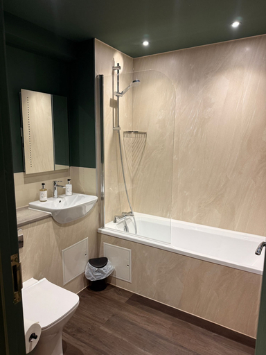 Bathroom 4, Moorhill House Hotel, Hampshire