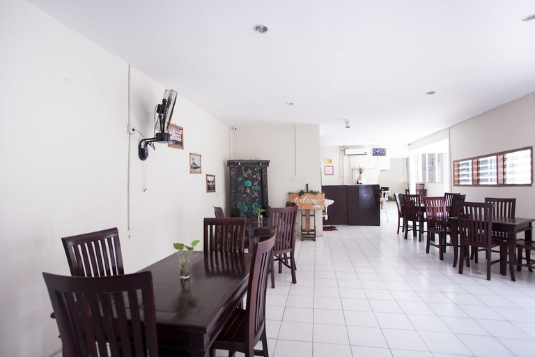 Food & Drinks, RedDoorz Plus near Galaxy Mall, Surabaya