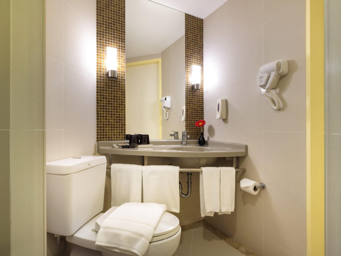 Bathroom 4, ibis Bangkok Sathorn, Sathorn