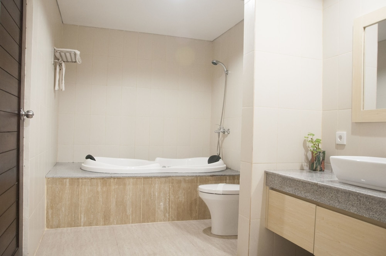 Bathroom 3, Puri Saron Senggigi Hotel, Lombok