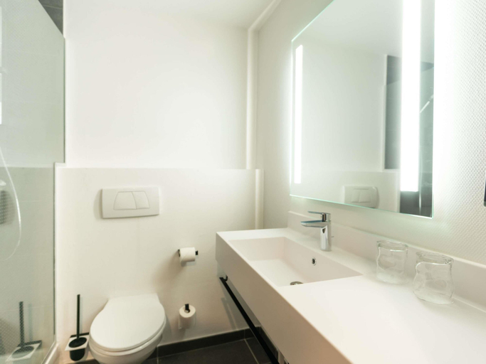 Bathroom 5, ibis Strasbourg Centre Gare, Bas-Rhin