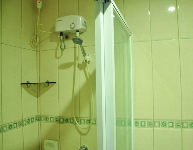 Bathroom 3, A Hotel Baguio, Baguio City