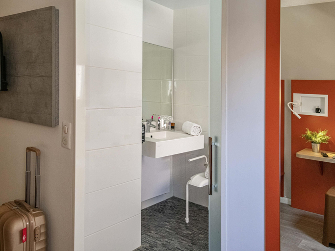Bathroom 5, ibis budget Nice Californie Lenval, Alpes-Maritimes