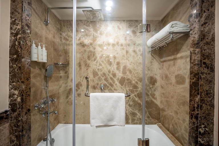 Bathroom 5, Radisson Hotel Jalandhar Grand Windsor Resorts Ltd, Jalandhar
