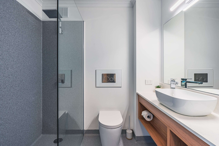 Bathroom 5, Scamander Beach Resort, Break O'Day
