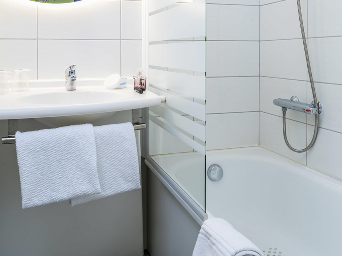 Bathroom 4, ibis budget Grigny Centre, Essonne