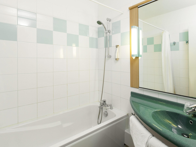 Bathroom 5, ibis La Bresse Gerardmer, Vosges