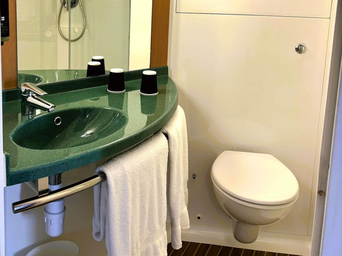 Bathroom 4, ibis Carlisle City Centre, Cumbria