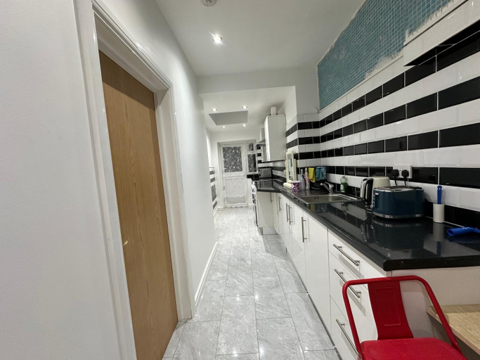 Others 3, Beautiful Double Room with Free Wi-Fi and free parking, London