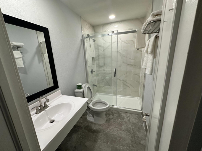 Bathroom 4, Suburban Studios Newport News – Hampton, Newport News