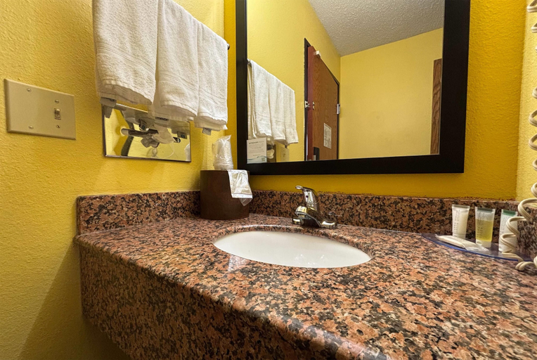 Bathroom 4, Super 8 by Wyndham Jacksonville, Morgan