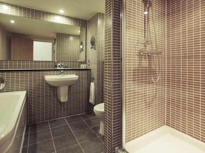 Bathroom 4, Mercure Sheffield Parkway, Sheffield