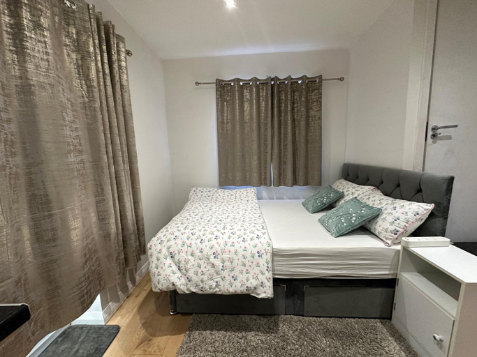 Others 2, Beautiful Double Room with Free Wi-Fi and free parking, London