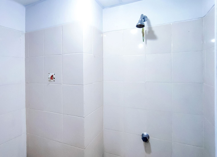 Bathroom 2, Apartmen Serpong GreenView byRuangNyaman, South Tangerang