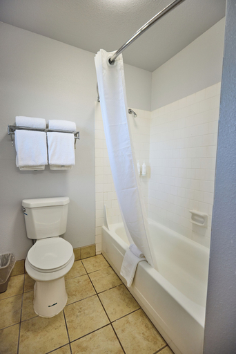 Bathroom 5, Cimarron Inn Klamath Falls, Klamath