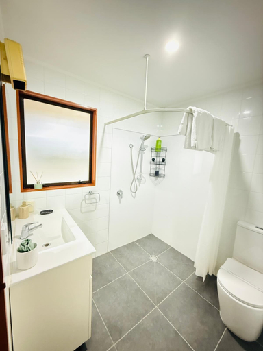 Bathroom 3, City Court, Invercargill