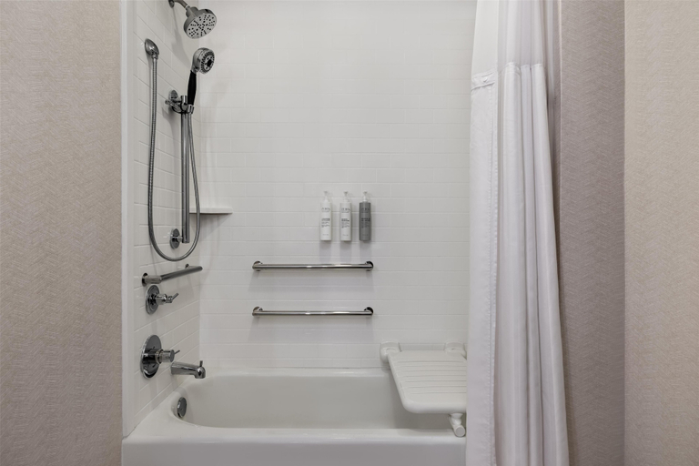 Bathroom 4, Hilton Garden Inn Indianapolis Downtown, Indianapolis