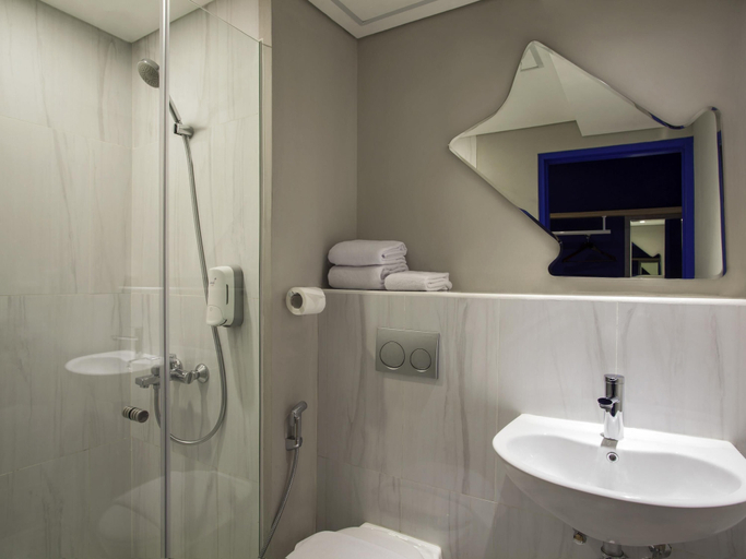 Bathroom 5, ibis budget Surabaya Diponegoro, Surabaya