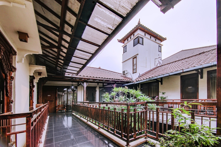 Exterior & Views
