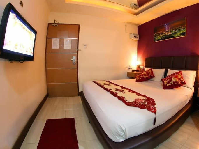 bedroom 13